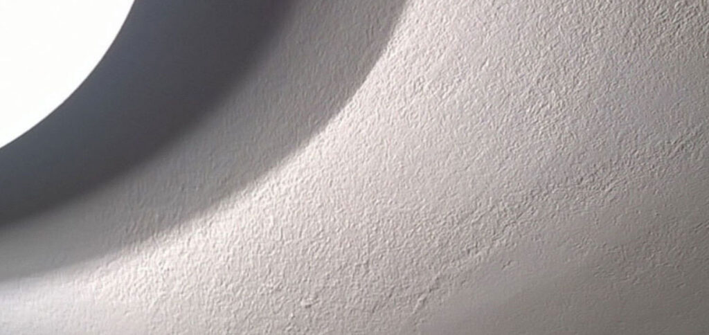 Deckenleuchte erzeugt Streiflicht und macht Unebenheiten auf der Decke sichtbar